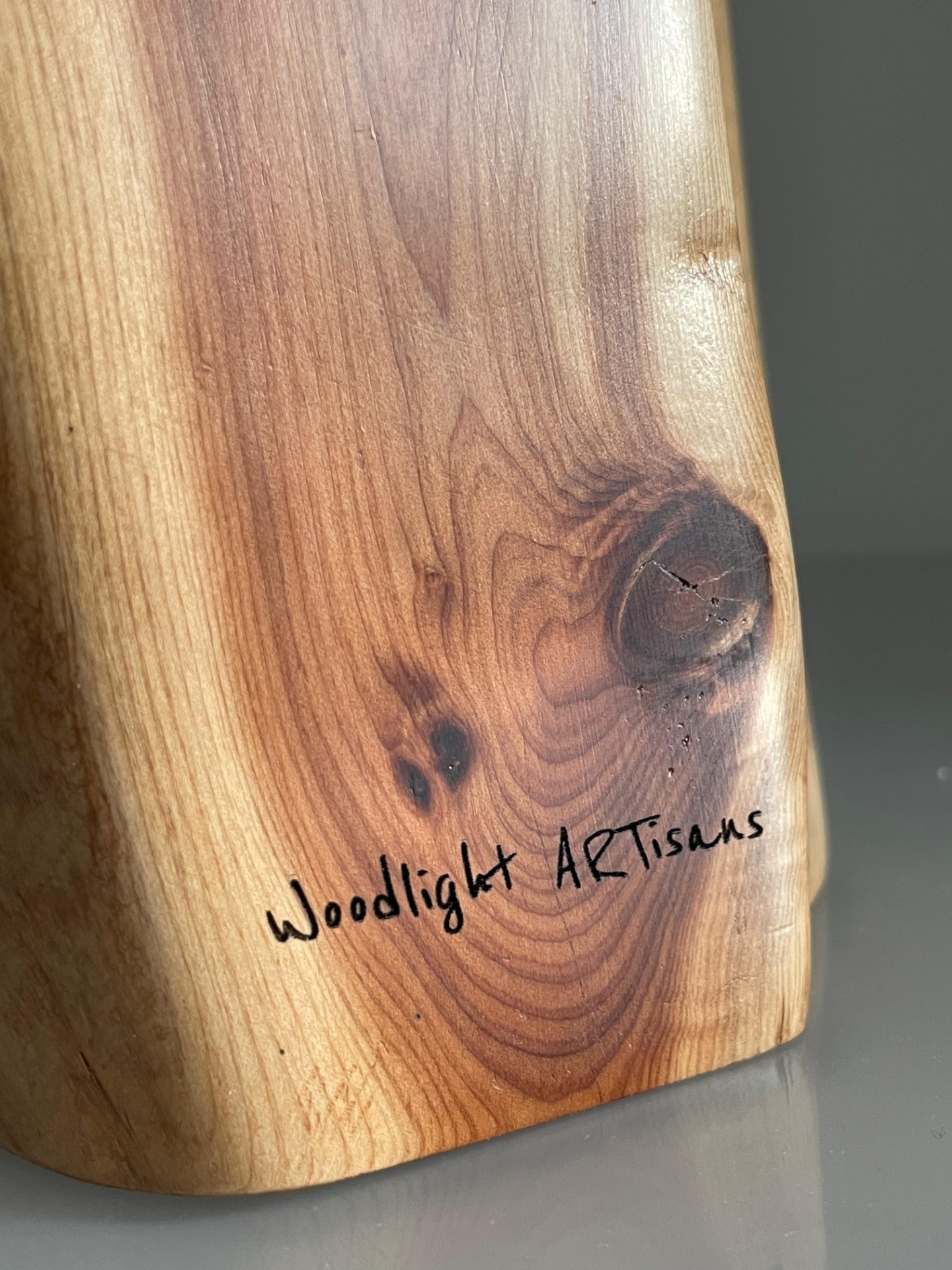 Lámpara de madera recuperada por los artesanos de woodligh ARTisans.