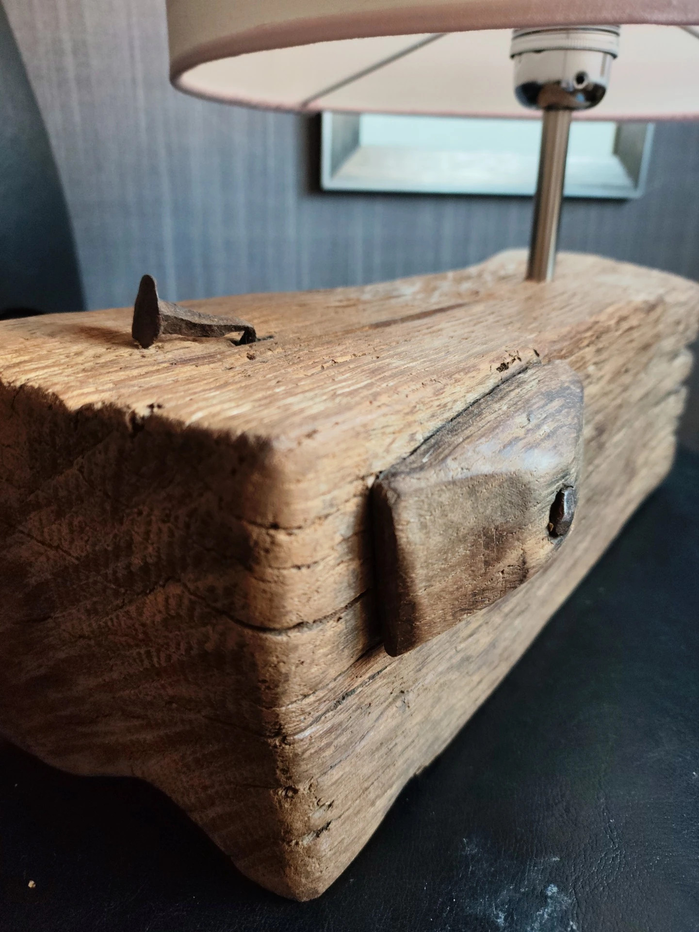 Madera recuperada de edificios históricos, base de las lámparas artesanales de Woodlight ARTisans