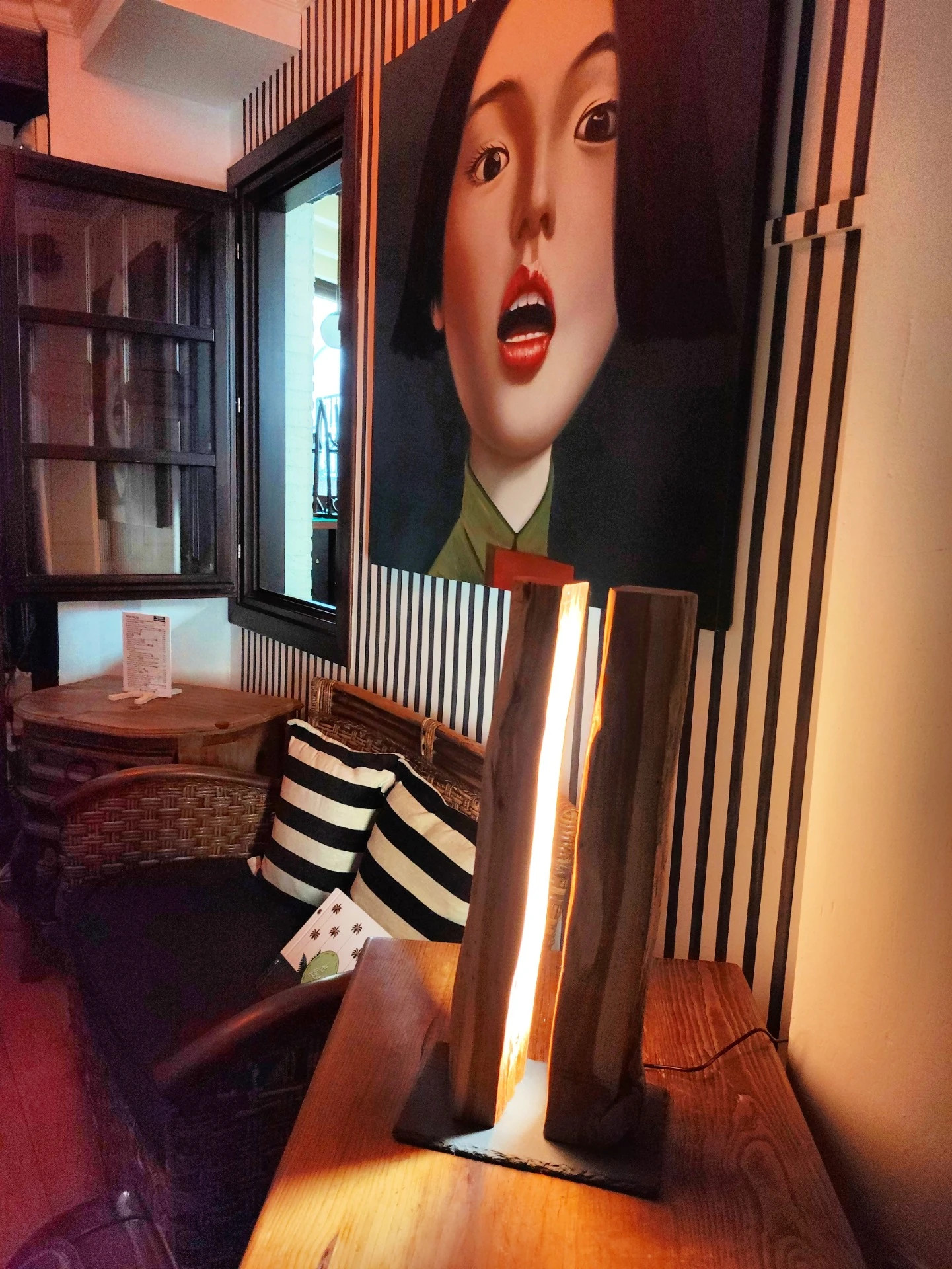 Lámpara artesanal de madera en espacio de decoración interior exclusivo