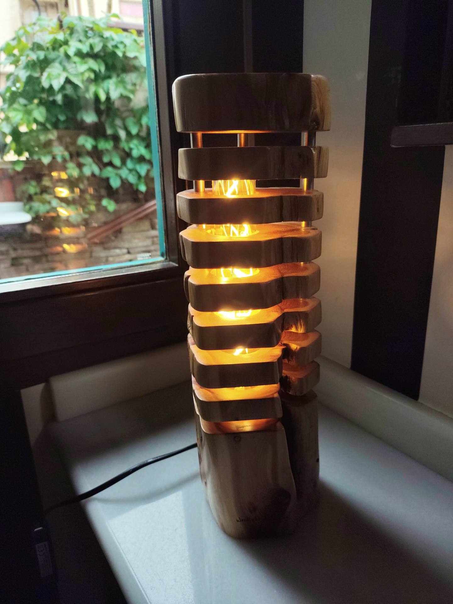 Compromiso medioambiental de Woodlight ARTisans: lámparas ecológicas y diseño sostenible