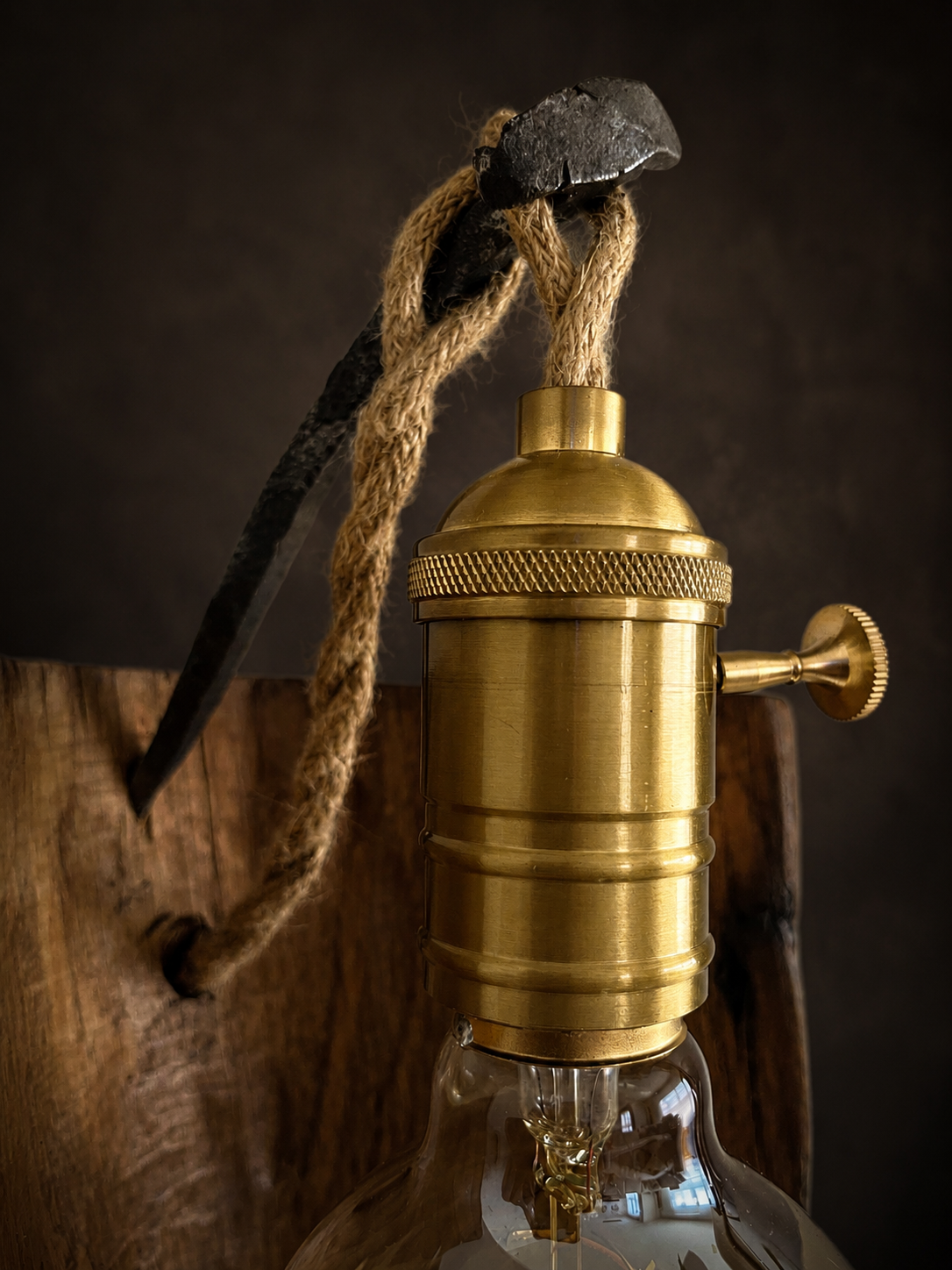 Lámpara de roble de edificio emblemático, diseño sostenible de Woodlight ARTisans y piezas exclusivas.